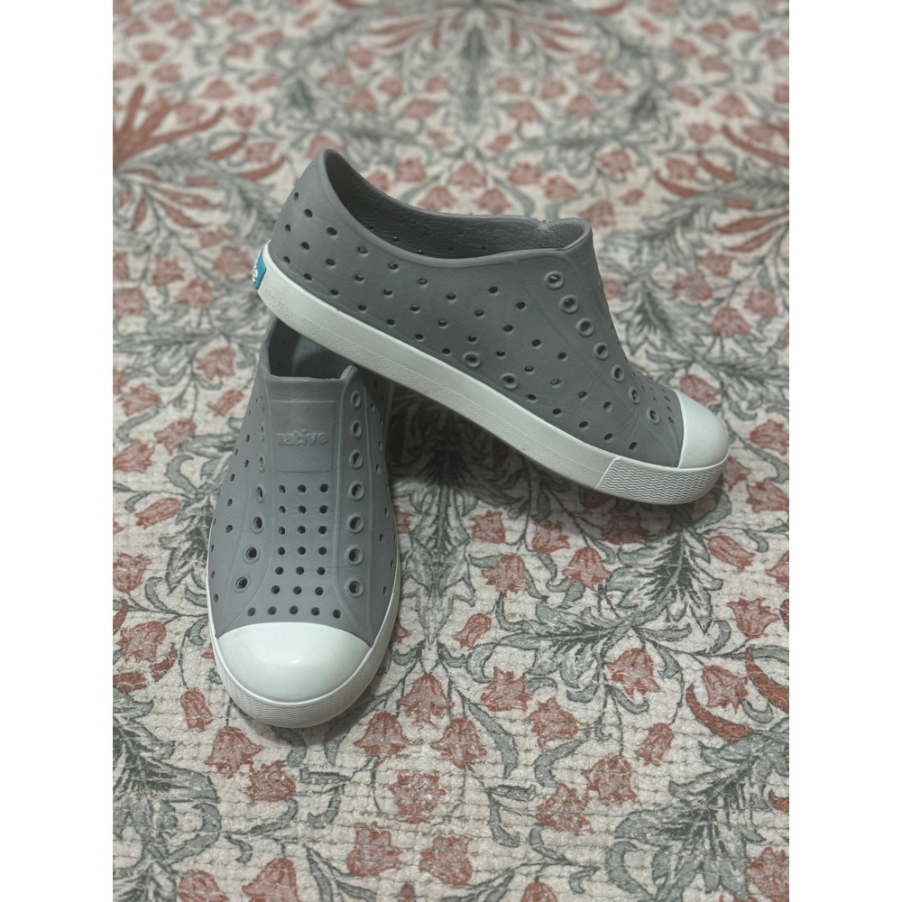 Native Jefferson Pigeon Grey Kids Slip On Shoes Big Kid Size J3 Waterproof